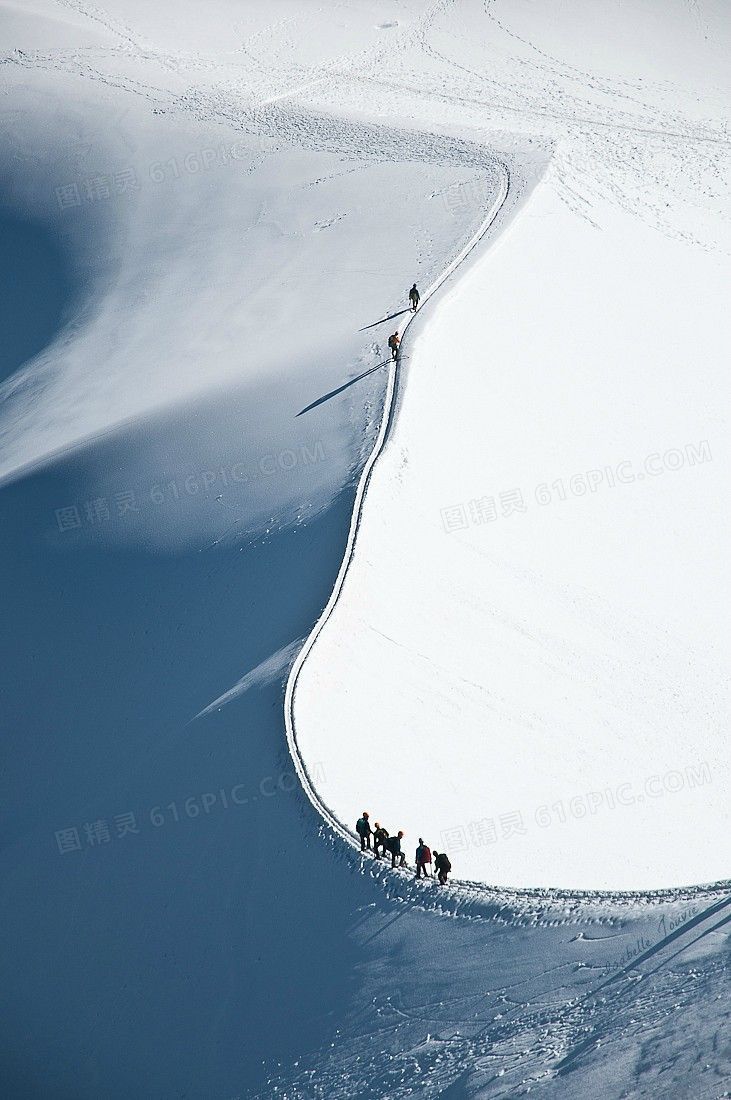 雪山山顶的爬山人海报背景