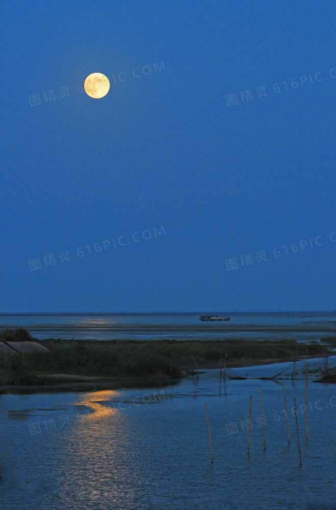 蓝色天空月亮河流