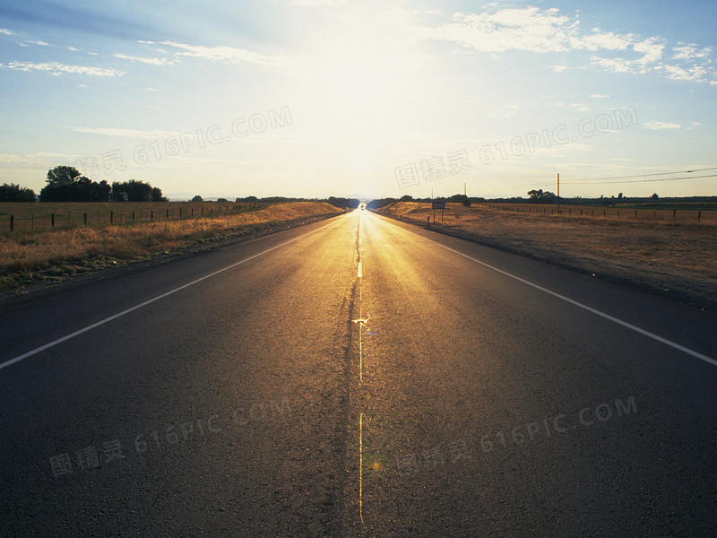 日落荒原上的公路海报背景