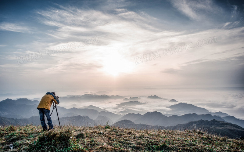 山顶的摄影师海报背景