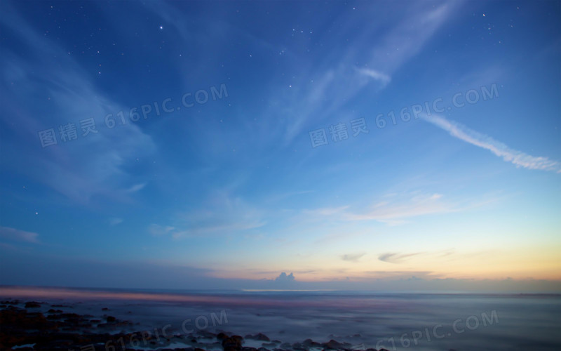 朝阳海滩蓝天海报背景