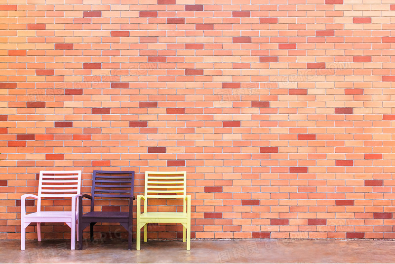 红砖墙壁与椅子