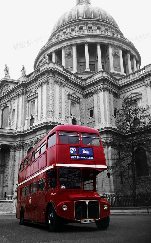伦敦红色巴士与尖顶欧式建筑