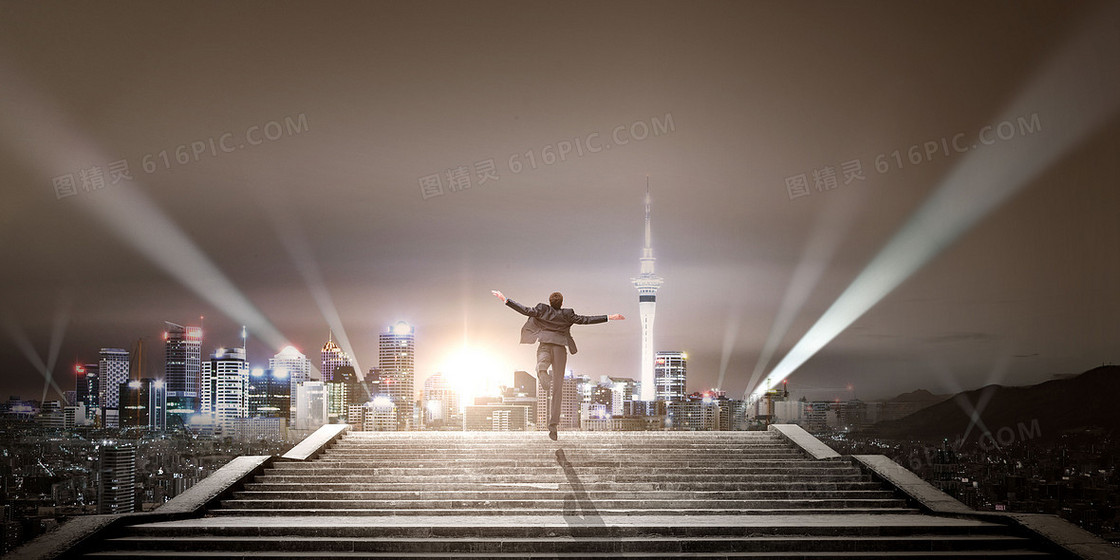 成功人士跑上台阶拥抱夜景城市背景