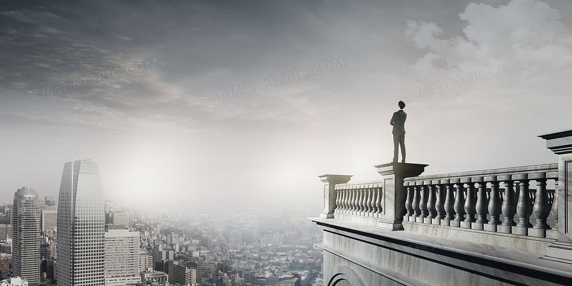 成功人士站在围栏上看向远处的城市创意背景图