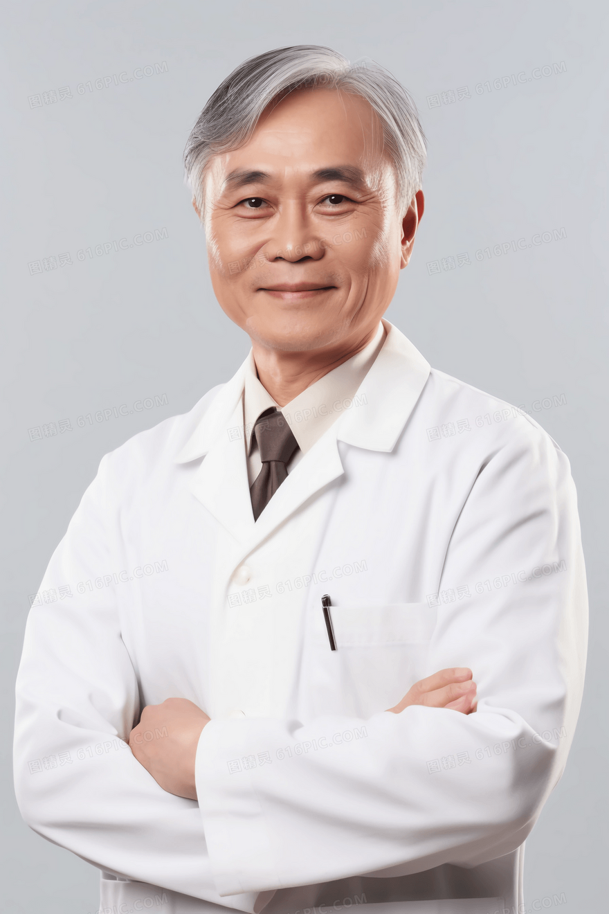 一位男医生穿着白色制服对着镜头自信微笑