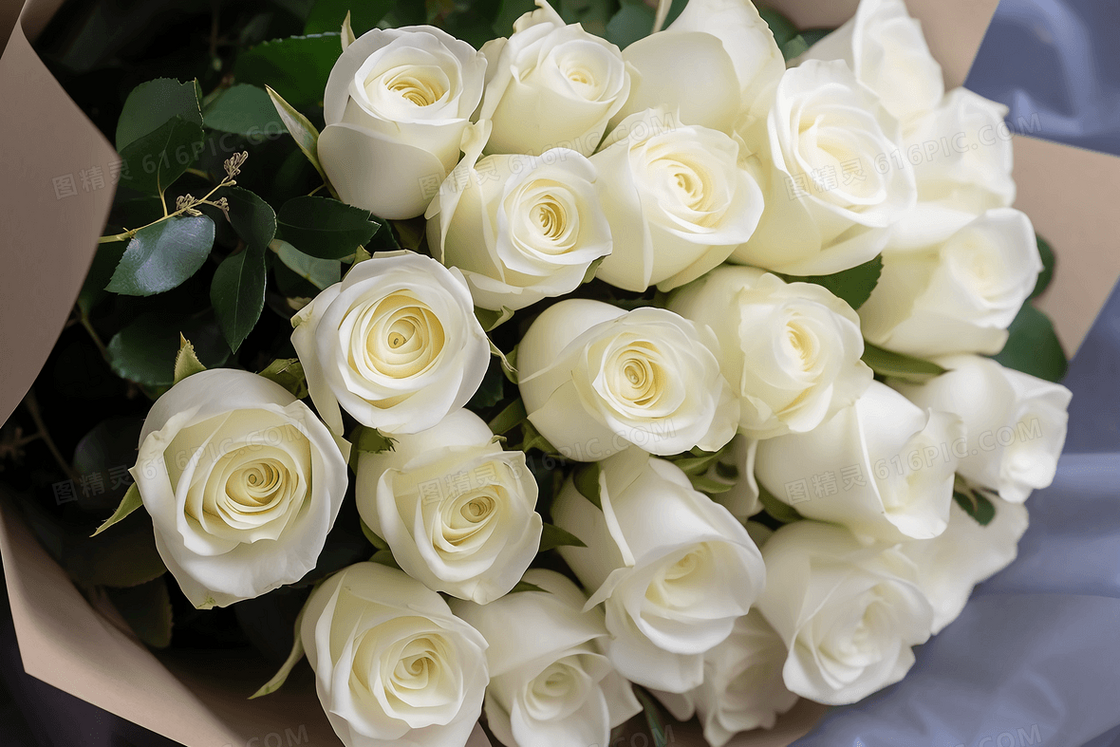 美丽动人的白色玫瑰花束摆放在桌面上