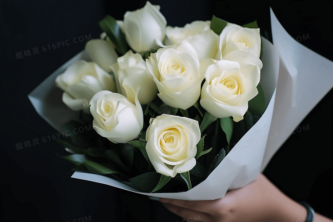女人手拿这一束白色玫瑰