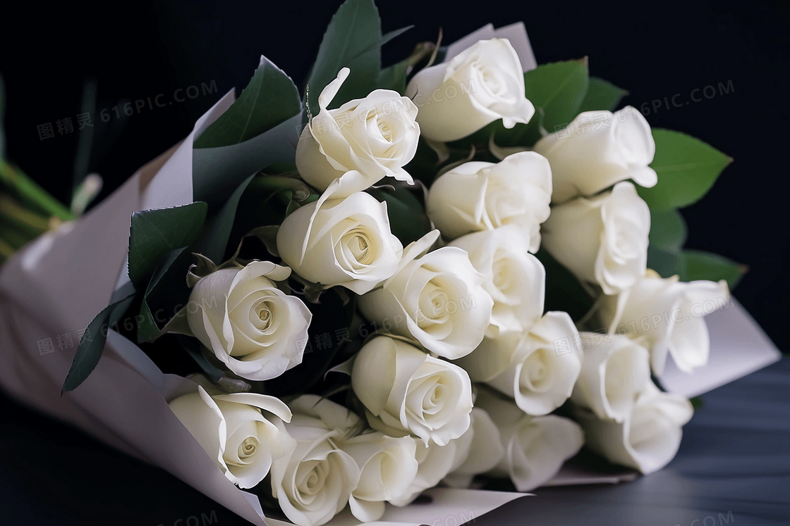 桌面上放着一束白色的玫瑰花