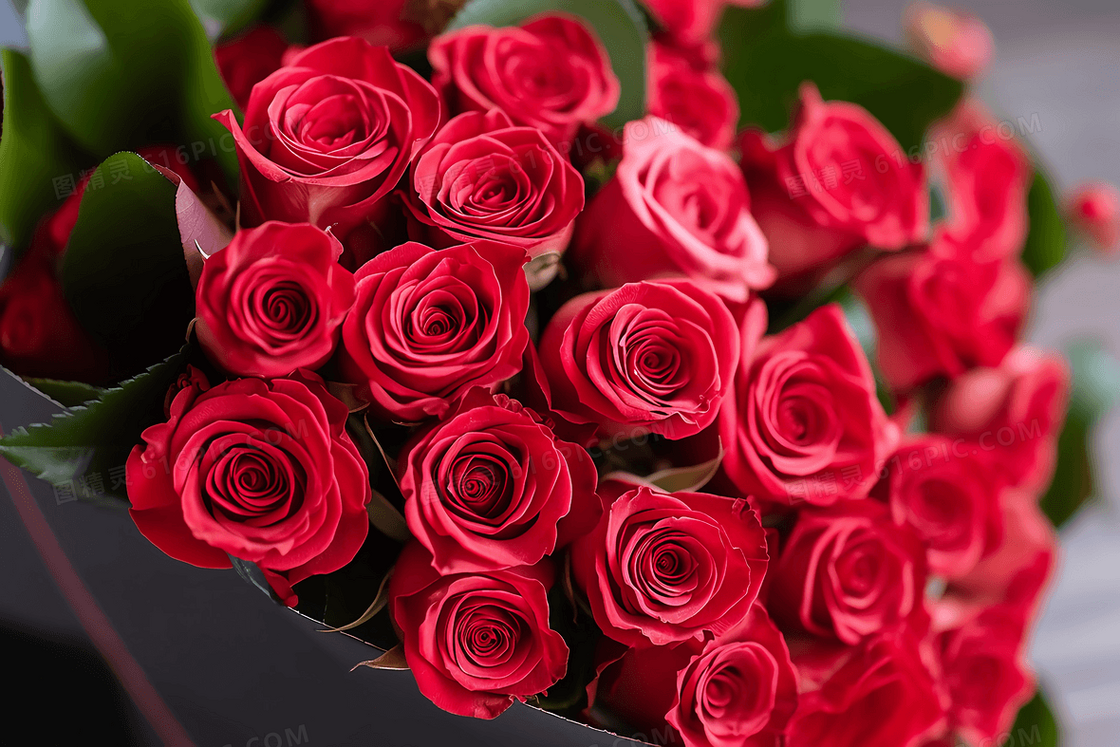 桌面上摆放着一束美丽的红玫瑰