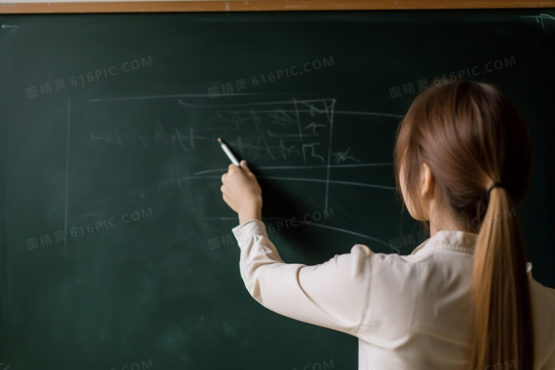 长发老师在黑板写字