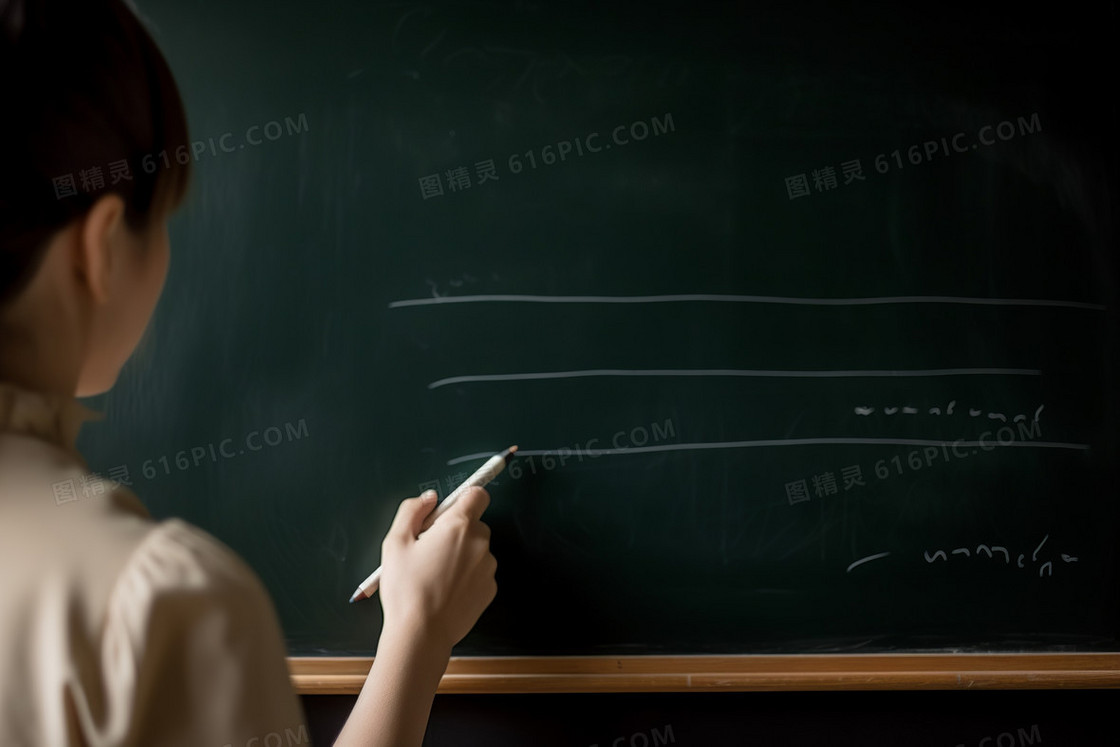 老师在教室的黑板写字