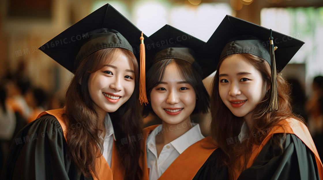 毕业典礼上3个女生开心的合照