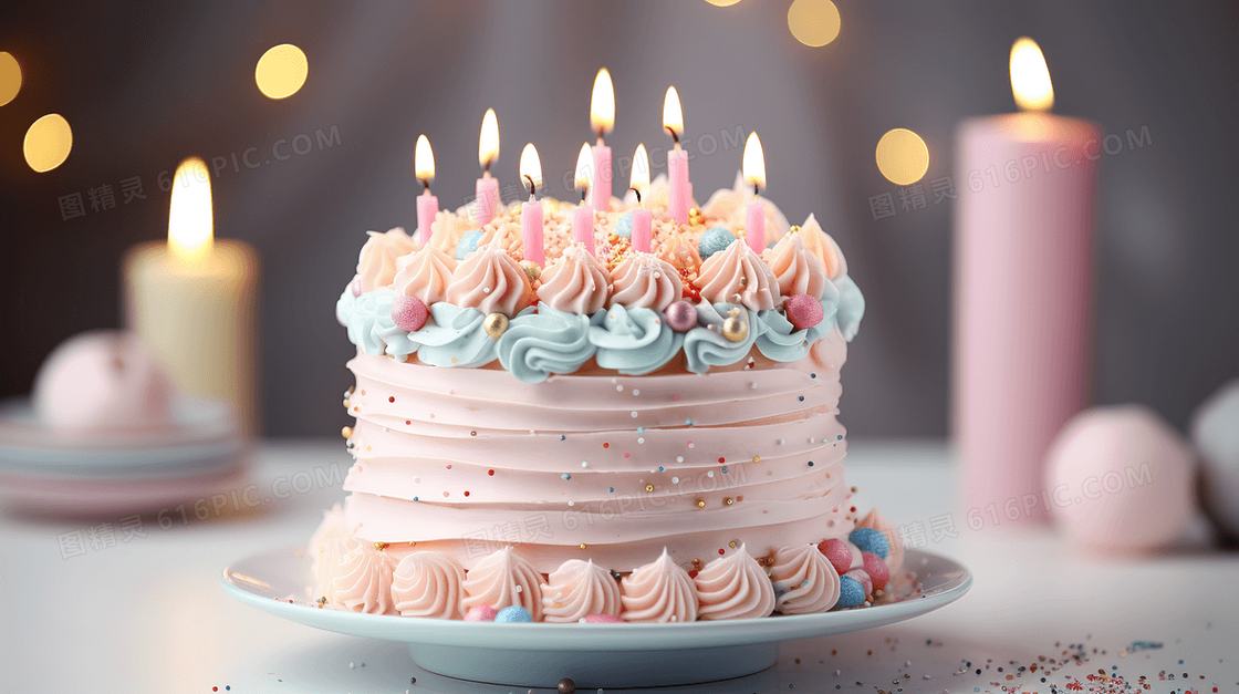插满蜡烛的生日蛋糕特写图片