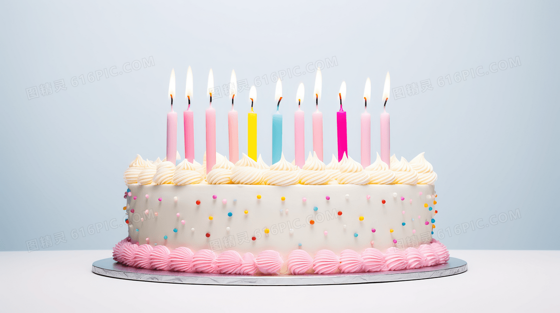 生日蛋糕上插着彩色蜡烛插画