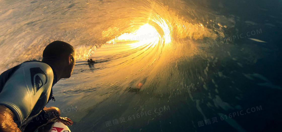 海浪中的男人
