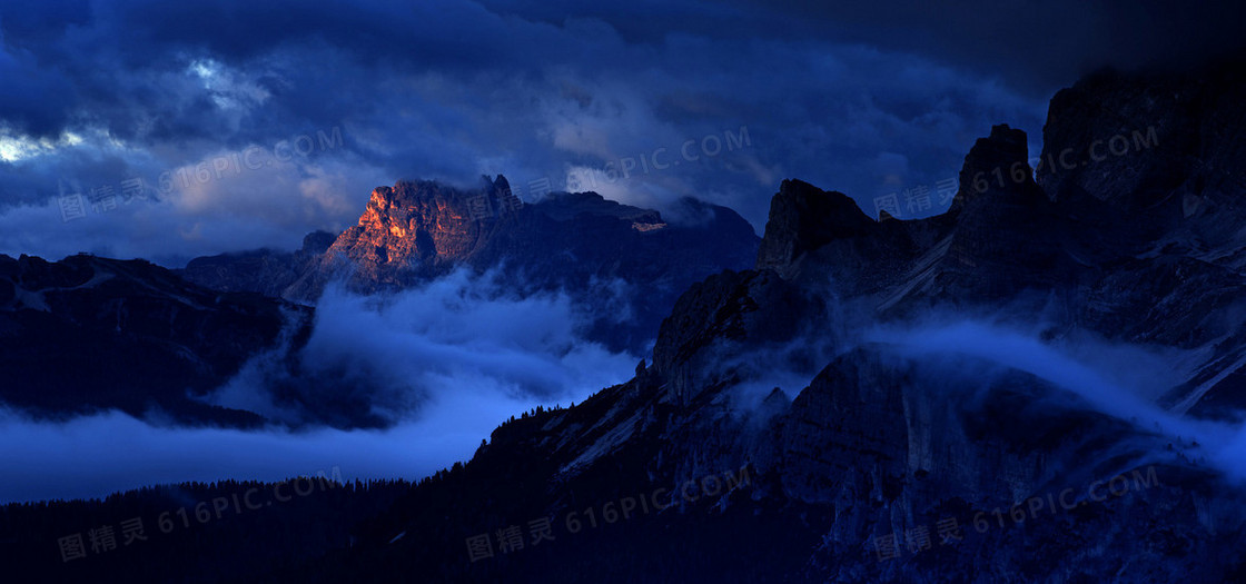 夜晚山峰背景