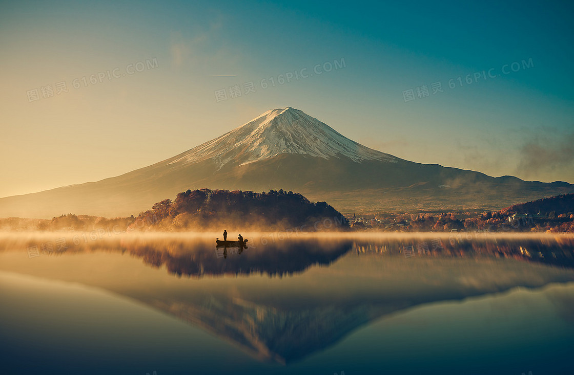 富士山与平静湖面风景