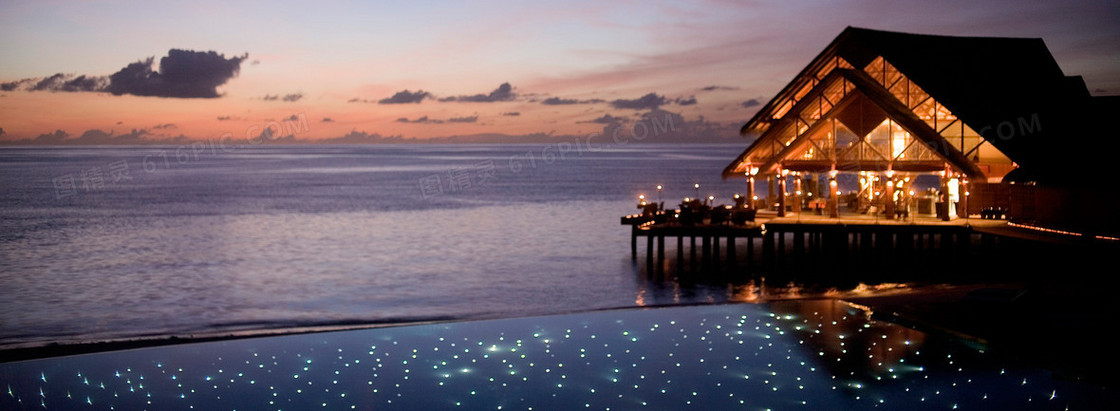 旅游夜晚海边波光粼粼背景banner