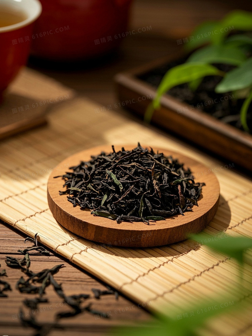 画面中一块古朴的木托上堆满了深褐色的茶叶