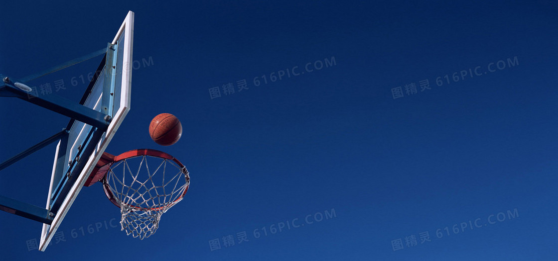 体育运动篮球篮球框篮球架仰视蓝天背景