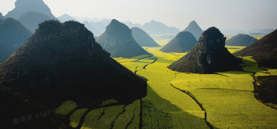 山峰稻田背景