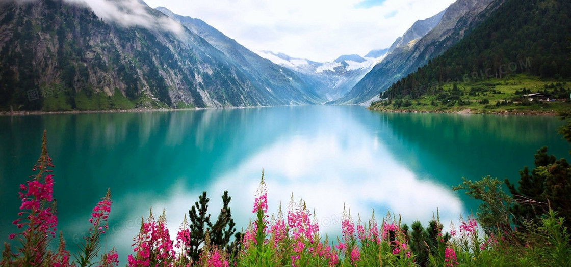 雪山湖水背景