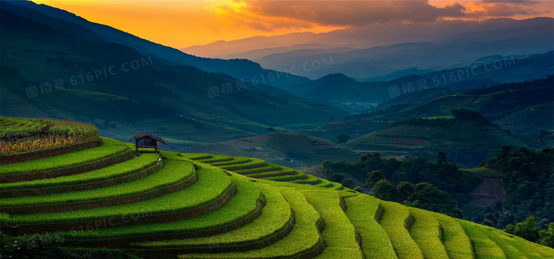 夕阳下的村庄背景