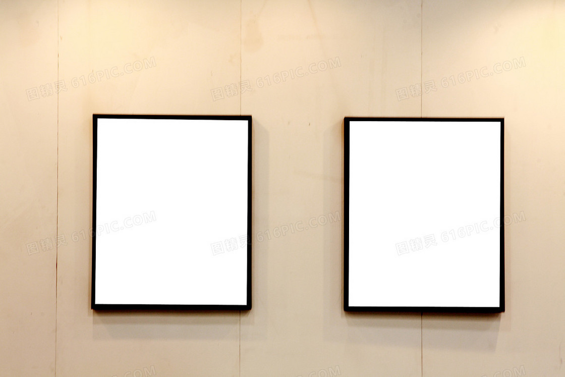 墙上挂的两幅空白画框