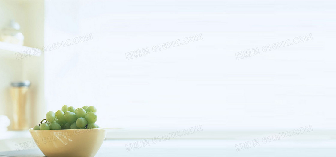 室内窗前青葡萄