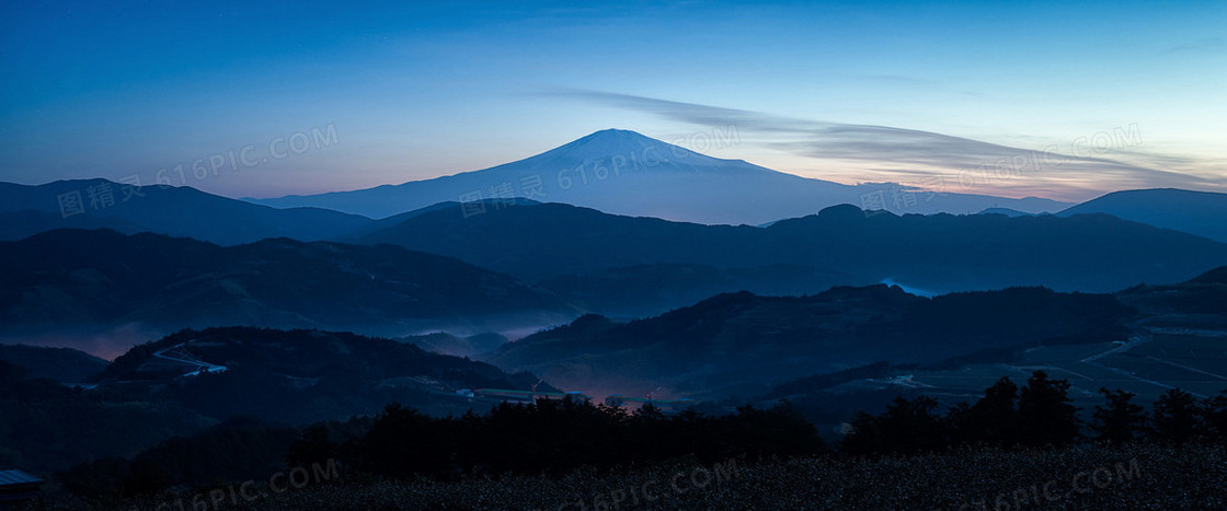 黄昏山峰背景