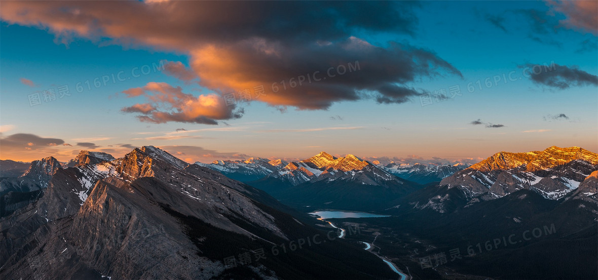 黃昏下的高原山脈背景