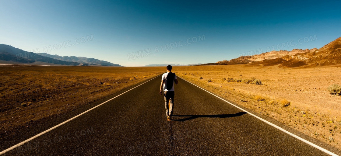 风景男人路面行走黄土背景