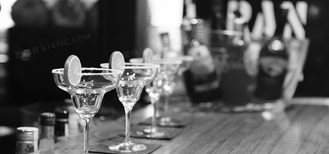 黑白风格酒吧高脚杯