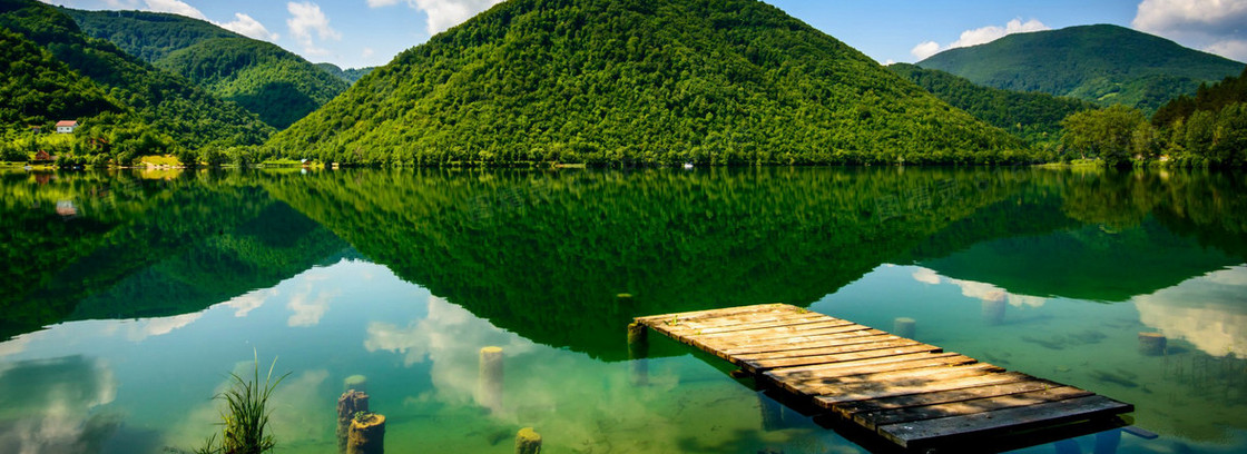 湖边绿色背景