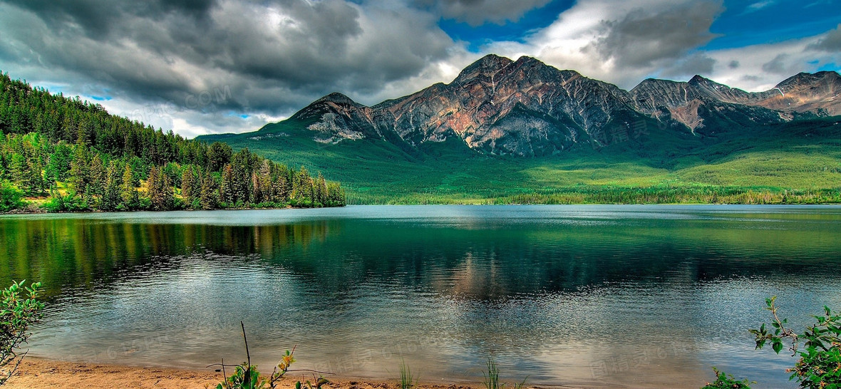 乌云高山森林大海海报背景