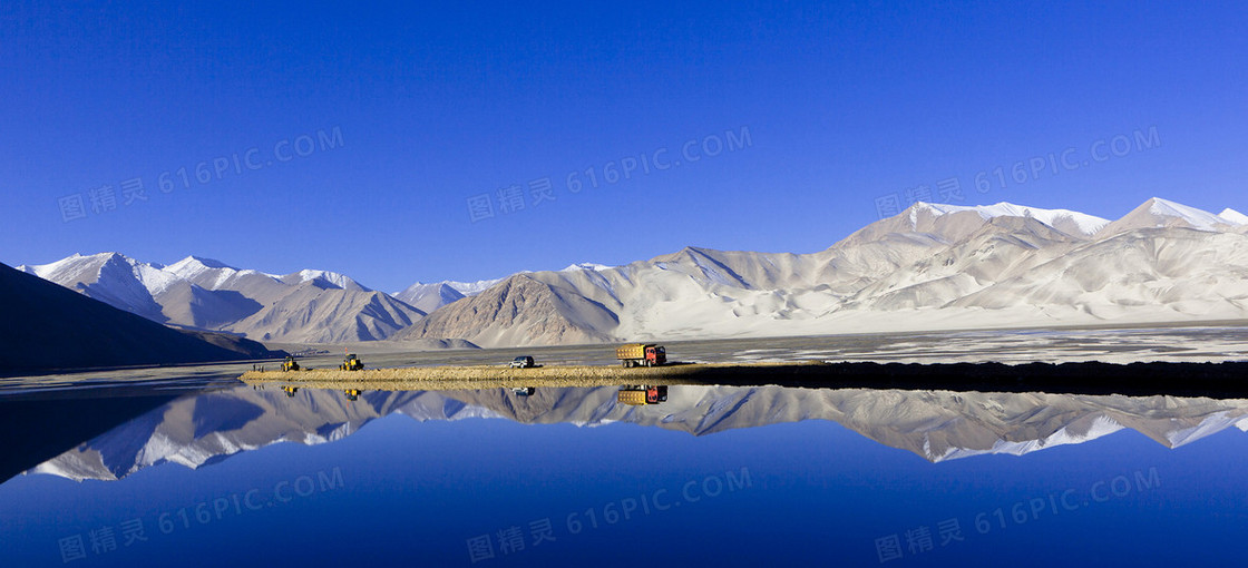 大山湖面风景背景图