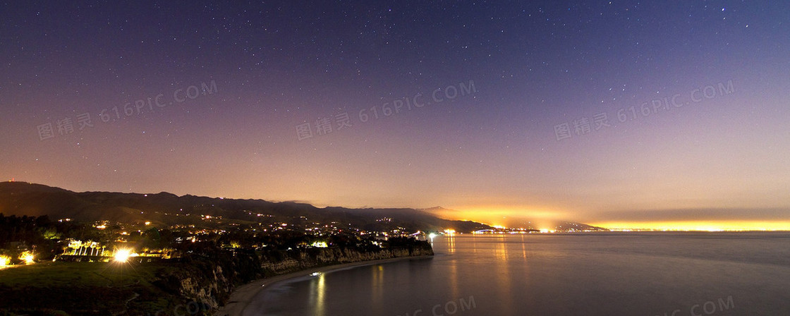 夜晚海边城市夜景背景