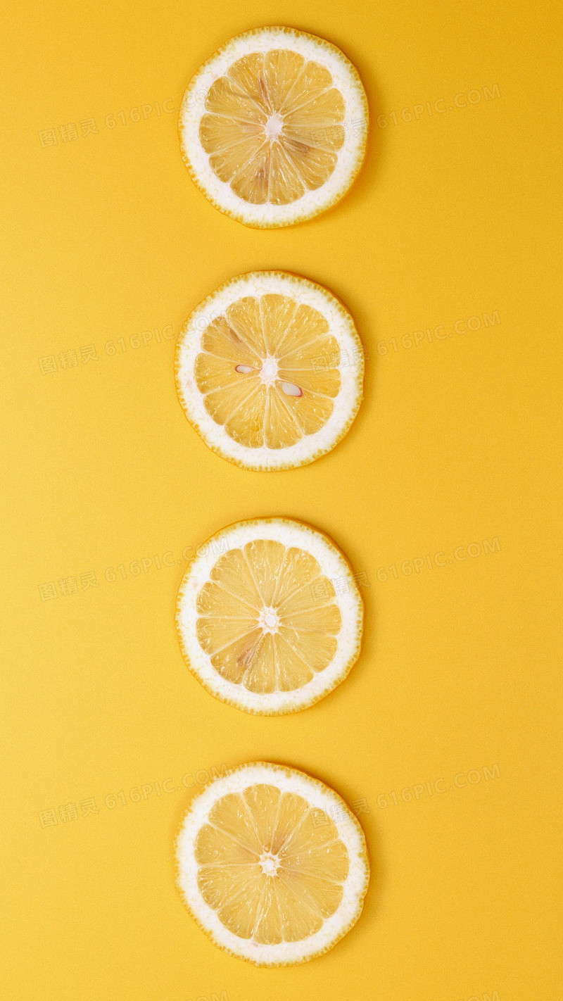黄色背景上的四片柠檬片