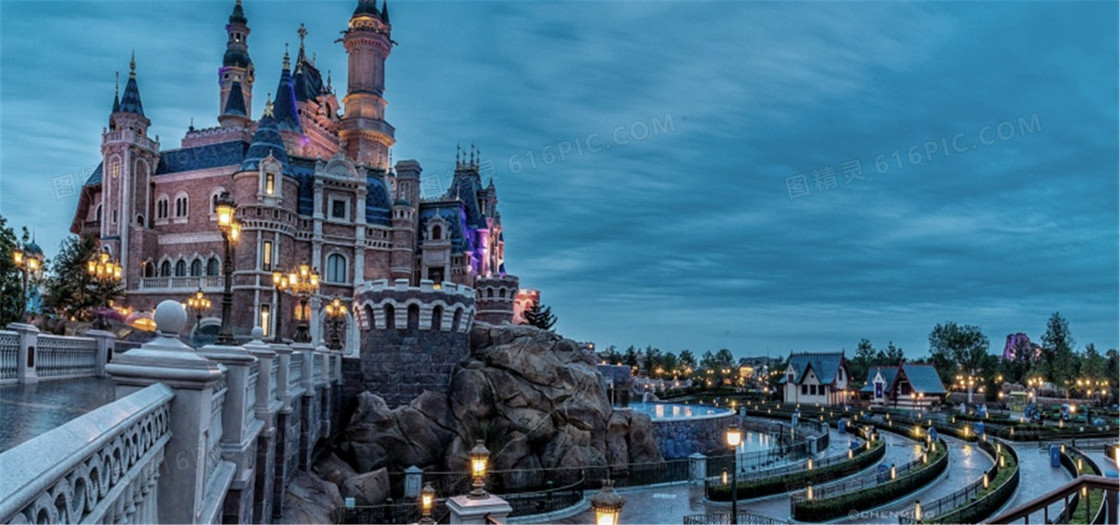 蓝天迪士尼城堡