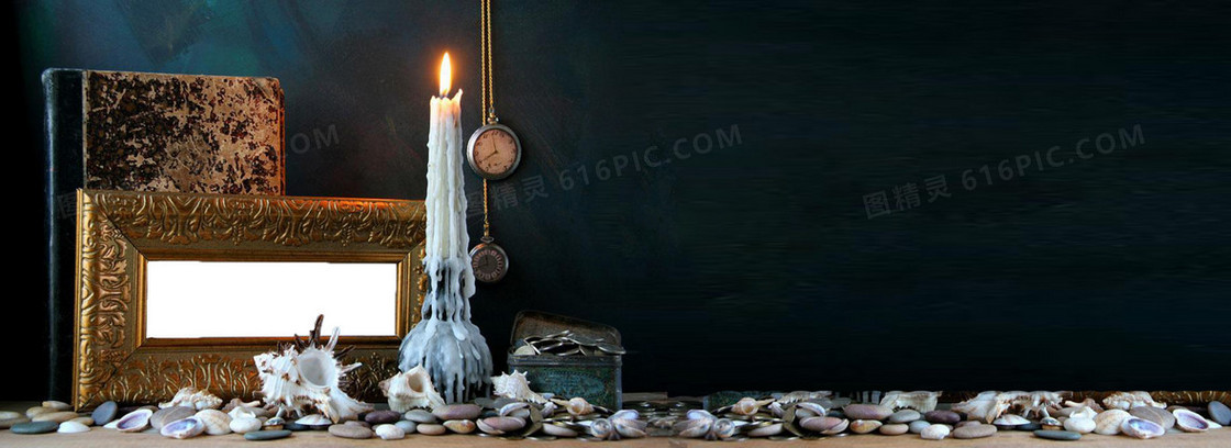 桌子点燃的蜡烛和欧式古典相框