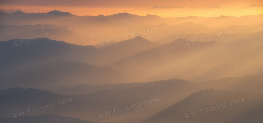 群山云雾黄昏背景图