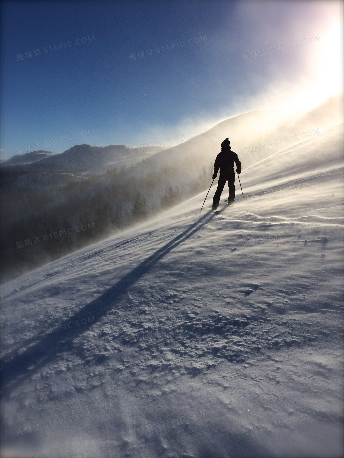 站在山坡上的滑雪人物剪影