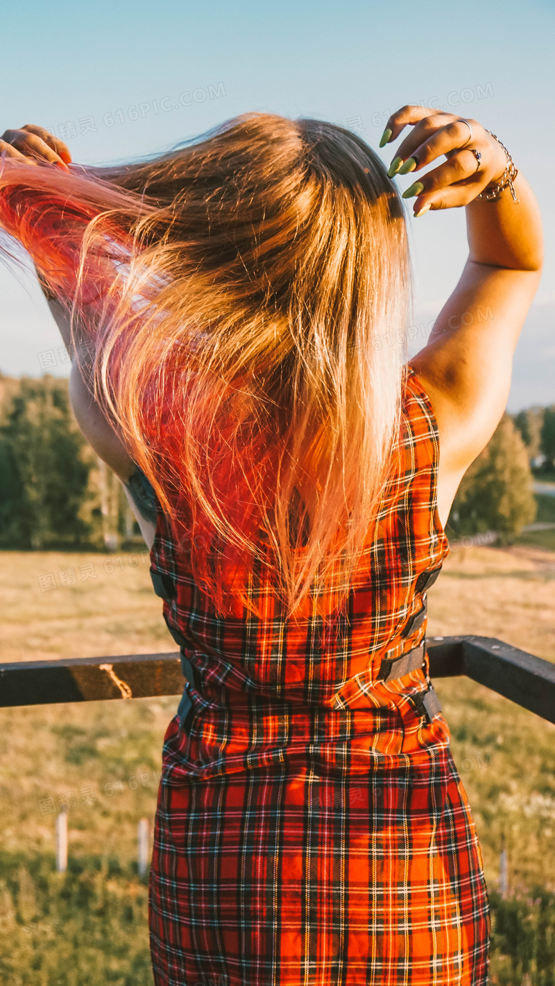 欧美美女撩发背影图片