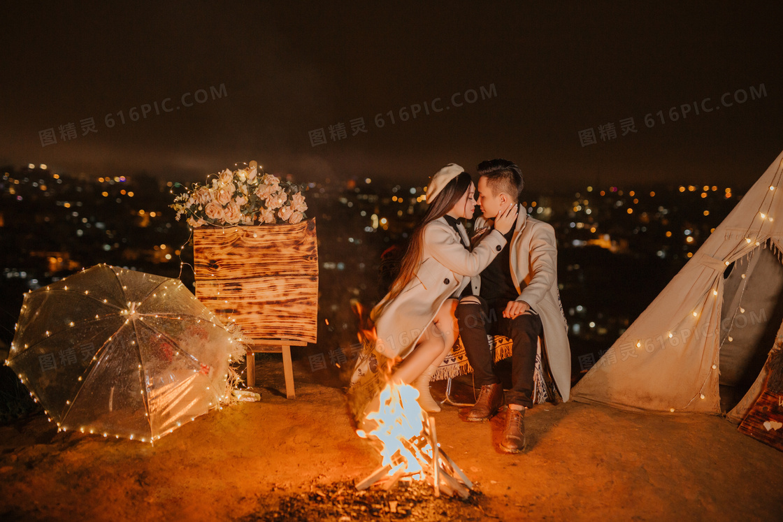 夜色浪漫情侣接吻图片