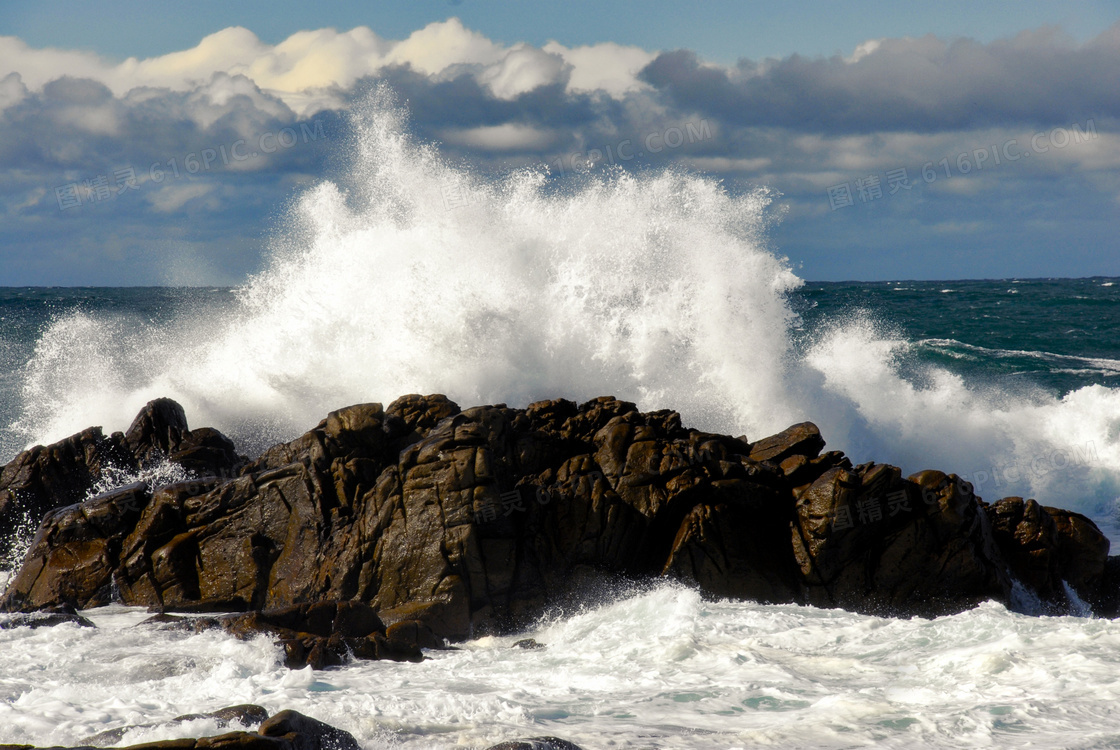 海洋巨浪拍打岩石图片