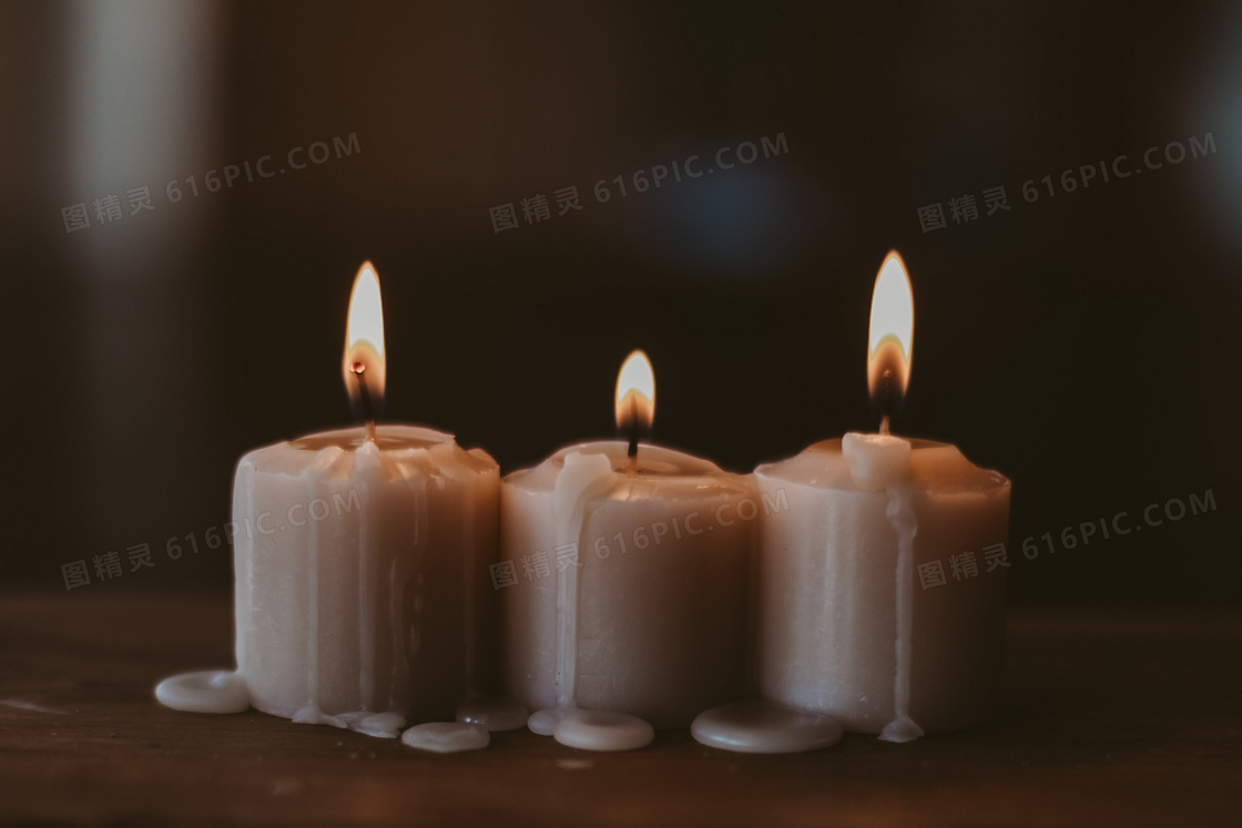 燃烧的白色蜡烛图片