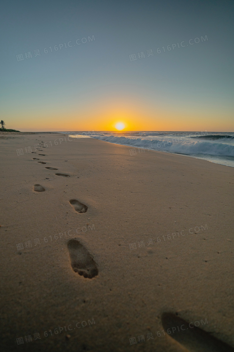 海边沙滩脚印图片