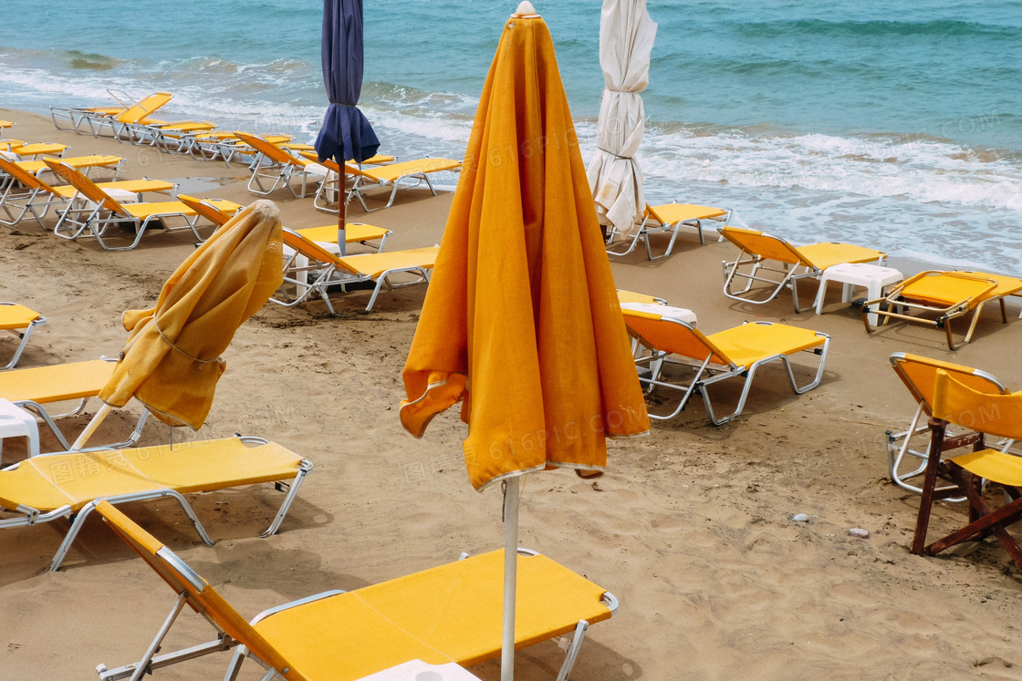 沙滩上黄色躺椅图片