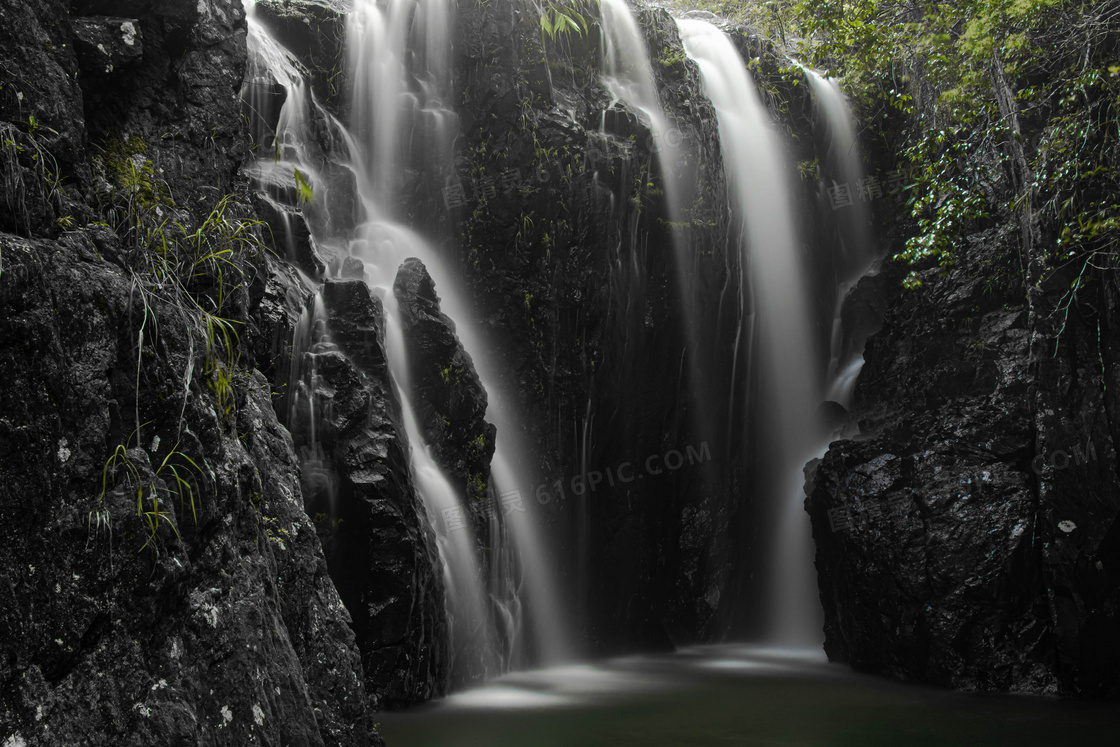 岩石瀑布流水风景图片